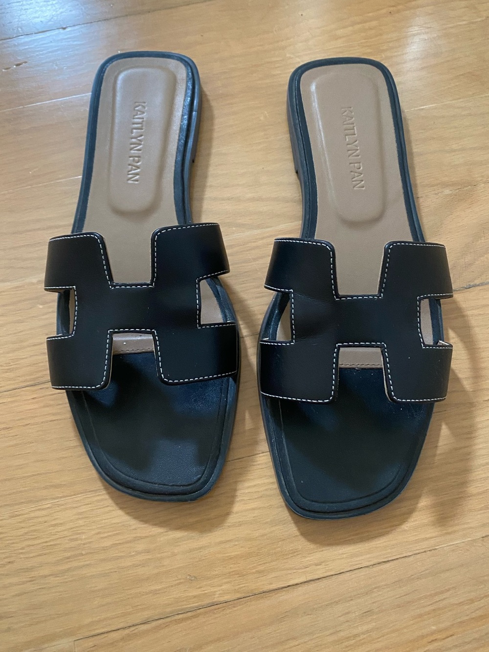 Kaitlyn Pan Genuine Leather H Sandals Black | Size 8 |
Or@n-Style